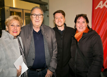 Fotos des AK Charity Kabaretts 2025. Auf den Fotos sind Gäste, Kabarettisten, CliniClowns und AK Präsident Bernhard Heinzle.