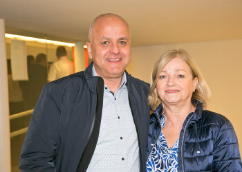 Fotos des AK Charity Kabaretts 2025. Auf den Fotos sind Gäste, Kabarettisten, CliniClowns und AK Präsident Bernhard Heinzle.