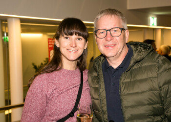 Fotos des AK Charity Kabaretts 2025. Auf den Fotos sind Gäste, Kabarettisten, CliniClowns und AK Präsident Bernhard Heinzle.