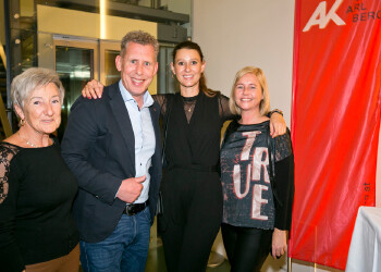 Fotos des AK Charity Kabaretts 2025. Auf den Fotos sind Gäste, Kabarettisten, CliniClowns und AK Präsident Bernhard Heinzle.