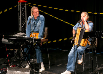 Fotos des AK Charity Kabaretts 2025. Auf den Fotos sind Gäste, Kabarettisten, CliniClowns und AK Präsident Bernhard Heinzle.