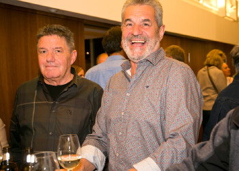 Fotos des AK Charity Kabaretts 2025. Auf den Fotos sind Gäste, Kabarettisten, CliniClowns und AK Präsident Bernhard Heinzle.