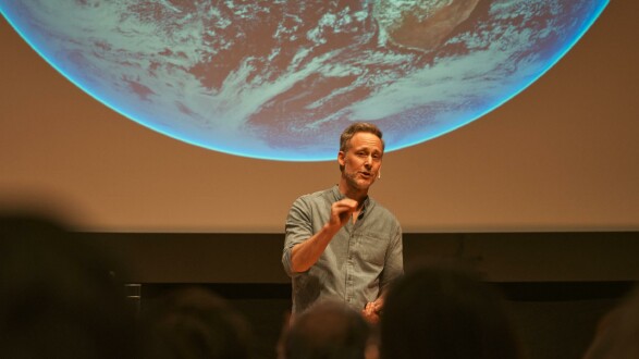 Simon Berkler ist weit davon entfernt, die kapitalistische Marktwirtschaft in Bausch und Bogen zu verdammen. „Mir ist völlig egal, wie Sie das Kind nennen: Ökosozial, kapitalistisch, … es geht nur darum, dass Wirtschaft das Wohl aller zum Ziel haben muss.“
