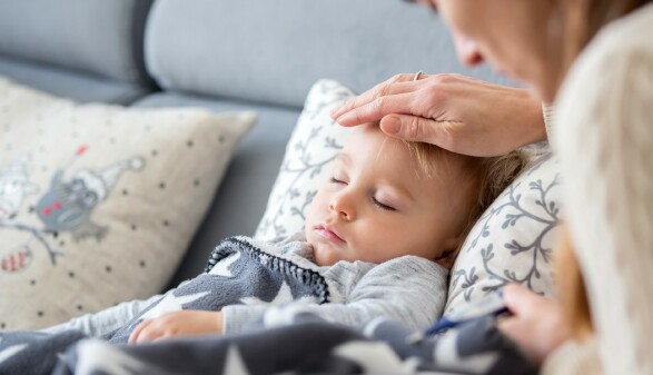 Mama schaut nach ihrem kranken Kind.