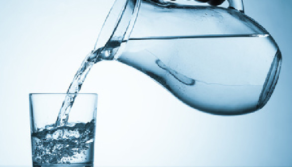 Hand füllt Wasser aus dem Wasserkrug in das Glas © luchshen, fotolia.com