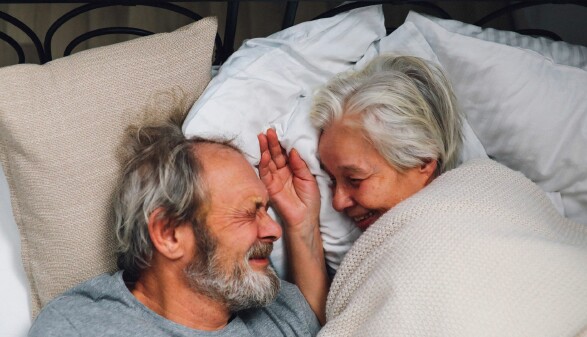 Ein älteres Paar liegt lachend im Bett © T. Leish, Pexels