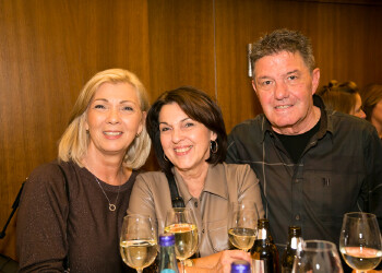 Fotos des AK Charity Kabaretts 2025. Auf den Fotos sind Gäste, Kabarettisten, CliniClowns und AK Präsident Bernhard Heinzle.