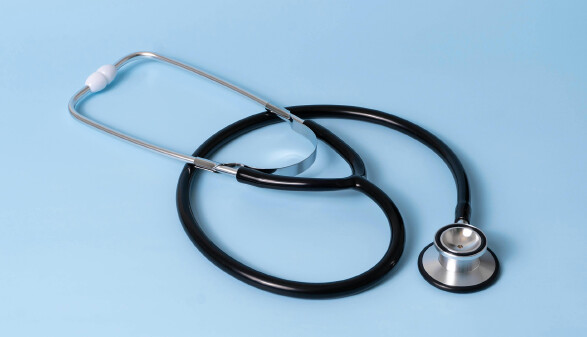 Mit dem Krankenversicherungsbeitrag ersetzt die Österreichische Gesundheitskasse Versicherten die anfallenden Arztkosten. Dem liegt das Solidaritätsprinzip zugrunde. Besserverdienende Personen übernehmen solidarisch einen Teil der Finanzierung für Leistungen von Menschen mit geringerem Einkommen.