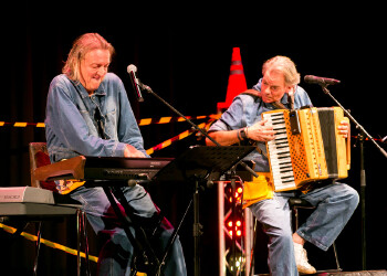 Fotos des AK Charity Kabaretts 2025. Auf den Fotos sind Gäste, Kabarettisten, CliniClowns und AK Präsident Bernhard Heinzle.