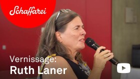 Bankangestellt Ruth Laner bei der Vernissage Museum des Wandels