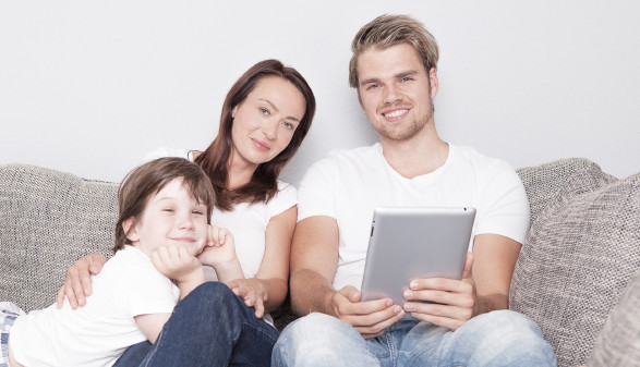eBook-Reader eigenen sich für die ganze Familie © drubig-photo, stock.adobe.com Eltern mit Kind lesen am eBook-Reader © drubig-photo, stock.adobe.com
