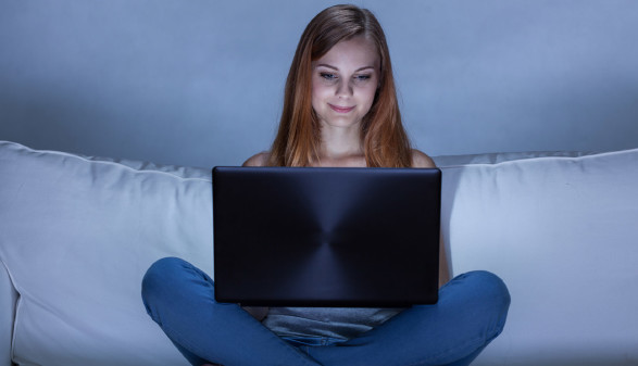 Teenager sitzt mit Laptop auf der Couch © Photographee.eu, Fotolia.com