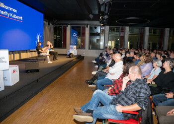 Fotos des AK Charity Kabaretts 2025. Die Fotos zeigen Gäste im Saal sowie Kabarettisten, CliniClowns und AK Präsident Bernhard Heinzle auf der Bühne.