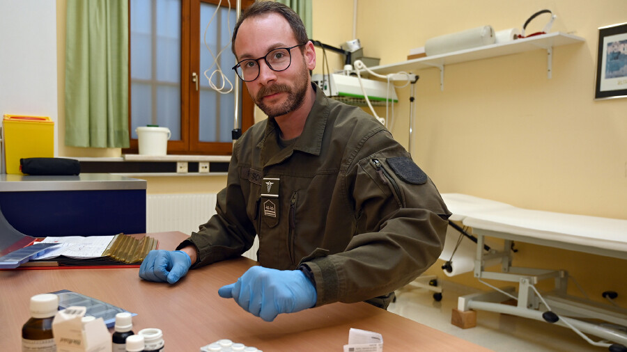 Oberstabswachtmeister Maximilian Partsch verbringt die Heilige Nacht auf der Krankenstation der Walgaukaserne.
