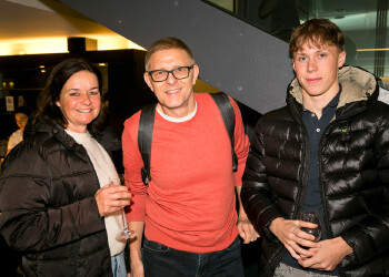 Fotos des AK Charity Kabaretts 2025. Auf den Fotos sind Gäste, Kabarettisten, CliniClowns und AK Präsident Bernhard Heinzle.