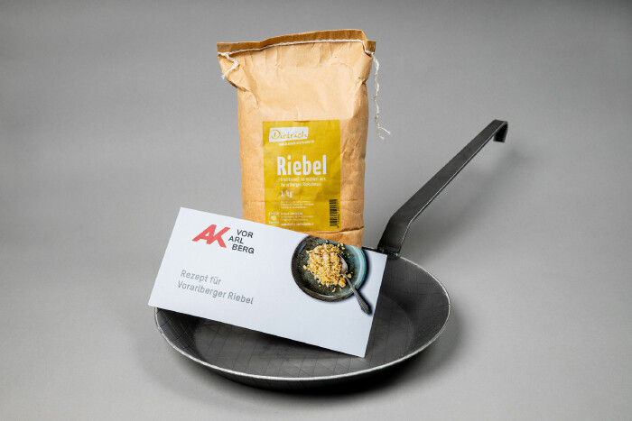 Riebelpfanne mit Riebelmehl