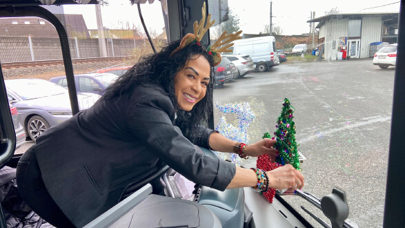 Fiorella del Carmen lenkt den Bus durchs Rheintal&nbsp;&ndash;&nbsp;nat&uuml;rlich weihnachtlich geschm&uuml;ckt.