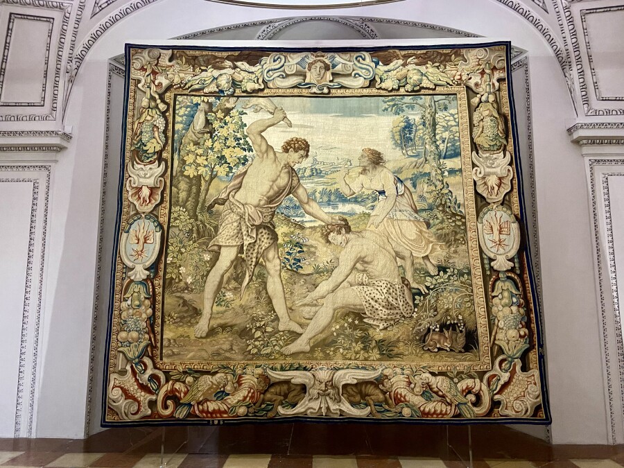 Die kostbaren Tapisserien des Salzburger Doms erzählen den Sündenfall und den Brudermord. Sie wurden in der Manufaktur des Jan Aerts (tätig von 1614 bis 1635) in Brüssel, in langwieriger Handarbeit aus Wolle und Seide gewirkt.