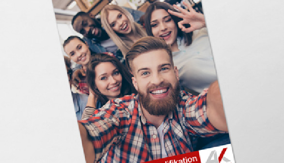 Junge Menschen machen ein Selfie © deagreez, stock.adobe.com