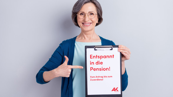 Eine ältere Frau hält einen Notizblock, auf dem steht: Entspannt in die Pension © deagreez, Adobe Stock