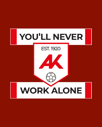 Grafik auf dunkelrotem Hintergrund: In der Mitte befindet sich ein wei&szlig;es Wappen mit den roten Buchstaben &bdquo;AK&ldquo;, dem Gr&uuml;ndungsjahr &bdquo;EST. 1920&ldquo; und einem Fu&szlig;ball-Symbol. &Uuml;ber dem Wappen steht in einem wei&szlig;en Balken &bdquo;YOU'LL NEVER&ldquo; und darunter &bdquo;WORK ALONE&ldquo;.