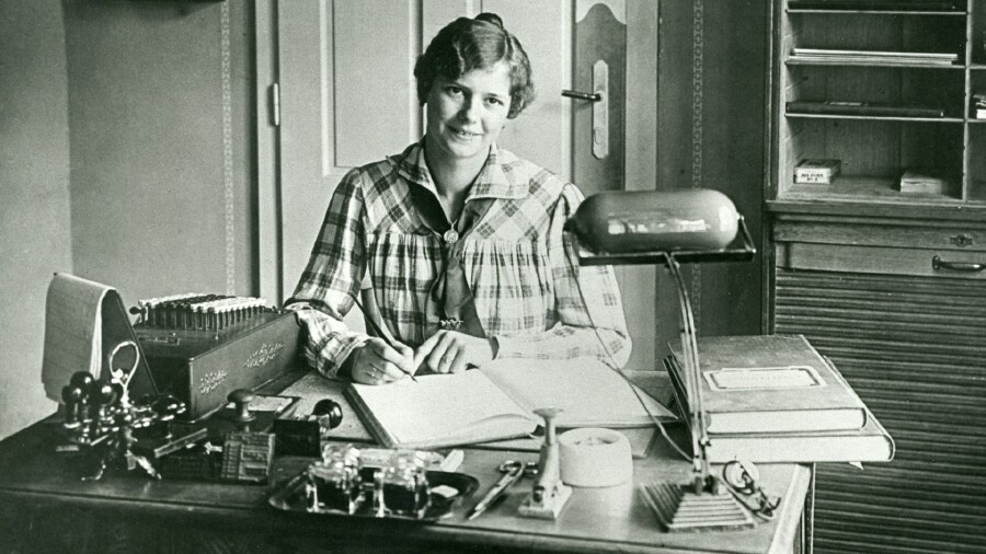 Eine Frau am Büroschreibtisch, 1920