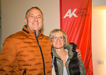 Fotos des AK Charity Kabaretts 2025. Auf den Fotos sind Gäste, Kabarettisten, CliniClowns und AK Präsident Bernhard Heinzle.