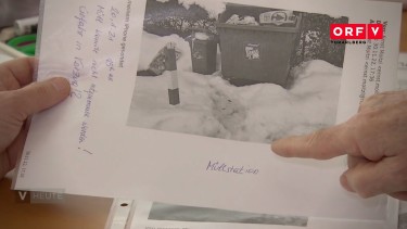 Eine Hand zeigt auf ein Bild einer Müllstation, vor der der Schnee nicht geräumt ist © ORF Vorarlberg