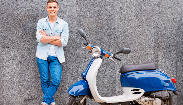 Jugendlicher mit blauem Moped