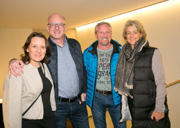 Fotos des AK Charity Kabaretts 2025. Auf den Fotos sind Gäste, Kabarettisten, CliniClowns und AK Präsident Bernhard Heinzle.