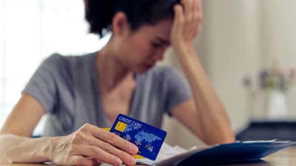 Verzweifelte Frau mit Kreditkarte © awee, stock.adobe.com