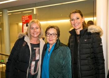 Fotos des AK Charity Kabaretts 2025. Auf den Fotos sind Gäste, Kabarettisten, CliniClowns und AK Präsident Bernhard Heinzle.