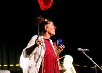 Fotos des AK Charity Kabaretts 2025. Auf den Fotos sind Gäste, Kabarettisten, CliniClowns und AK Präsident Bernhard Heinzle.