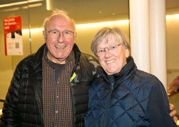 Fotos des AK Charity Kabaretts 2025. Auf den Fotos sind Gäste, Kabarettisten, CliniClowns und AK Präsident Bernhard Heinzle.