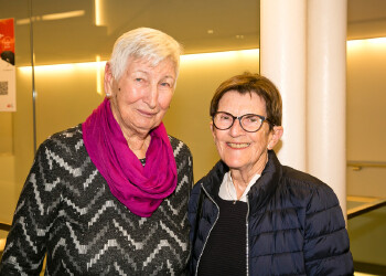 Fotos des AK Charity Kabaretts 2025. Auf den Fotos sind Gäste, Kabarettisten, CliniClowns und AK Präsident Bernhard Heinzle.