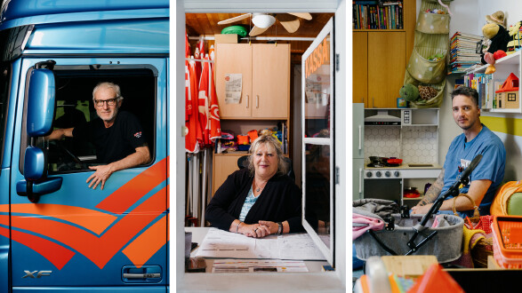 Eine Collage aus drei vertikalen Fotos, die verschiedene Personen an ihren Arbeitspl&auml;tzen zeigt:  Links: Ein Mann mit Brille blickt l&auml;chelnd aus dem ge&ouml;ffneten Fenster des F&uuml;hrerhauses eines blauen Lastkraftwagens (Lkw).  Mitte: Eine Frau sitzt an einem Schreibtisch hinter einem Kassenfenster, &uuml;ber dem das Wort &bdquo;KASSA&ldquo; steht. Im Hintergrund sind rote Sonnenschirme und Schr&auml;nke zu sehen.  Rechts: Ein Mann in blauer medizinischer Arbeitskleidung sitzt in einem bunten Raum, der wie ein Spielzimmer oder eine Kinderstation eingerichtet ist, umgeben von Spielzeug, B&uuml;chern und einem Kinderwagenaufsatz im Vordergrund.