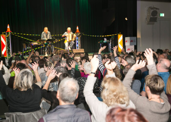 Fotos des AK Charity Kabaretts 2025. Auf den Fotos sind Gäste, Kabarettisten, CliniClowns und AK Präsident Bernhard Heinzle.