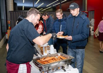 Fotos des AK Charity Kabaretts 2025. Die Fotos zeigen Gäste im Saal sowie Kabarettisten, CliniClowns und AK Präsident Bernhard Heinzle auf der Bühne.