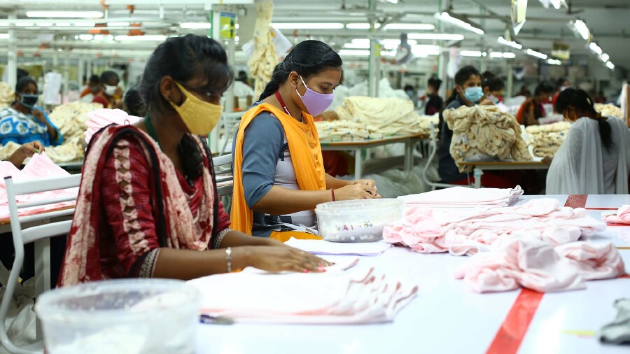 Textilarbeiterinnen bei Armstrong Knitting Mills im indischen Tiruppur. Einer AK-Erhebung zum Kleiderkonsum zufolge hängen rund 185 Millionen Stück Kleidung quasi ungetragen in heimischen Kleidungsschränken. Was motiviert die Kund:innen, dennoch weiter einzukaufen? Der günstigste Preis ist für 78 Prozent sehr oder eher kaufentscheidend, deutlich weniger Befragte nannten hohe Umweltstandards (44 Prozent) oder Sozialstandards (40 Prozent).