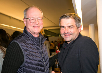 Fotos des AK Charity Kabaretts 2025. Auf den Fotos sind Gäste, Kabarettisten, CliniClowns und AK Präsident Bernhard Heinzle.