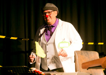 Fotos des AK Charity Kabaretts 2025. Auf den Fotos sind Gäste, Kabarettisten, CliniClowns und AK Präsident Bernhard Heinzle.