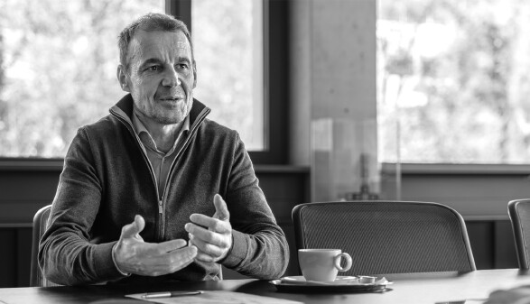 Schwarz-Wei&szlig;-Foto von Bernd Giesinger im Gespr&auml;ch.