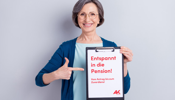 Eine ältere Frau hält einen Notizblock, auf dem steht: Entspannt in die Pension © deagreez, Adobe Stock