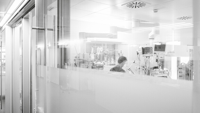 Krankenhaus: Blick durchs Fenster in einen Behandlungsraum