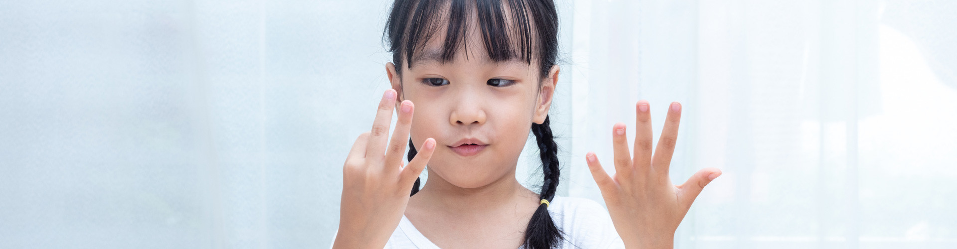 Ein Kind rechnet mit den Fingern © Adobe Stock, Tan Kian Khoon