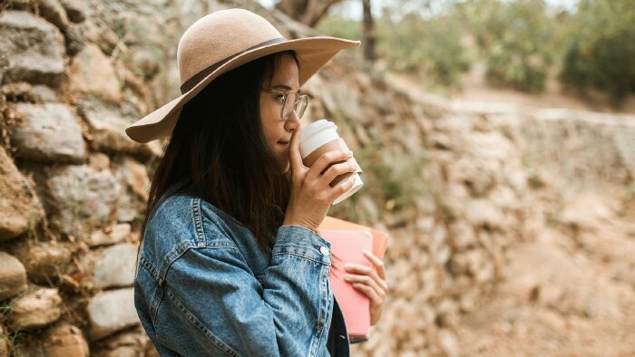 Die Mittagspause für einen Spaziergang nutzen? Darfst du! © RDNE Stock project, Pexels Arbeitnehmerin genießt Pause mit Kaffee – gesetzliche Pausenregelung im Arbeitsrecht erklärt