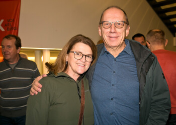 Fotos des AK Charity Kabaretts 2025. Auf den Fotos sind Gäste, Kabarettisten, CliniClowns und AK Präsident Bernhard Heinzle.