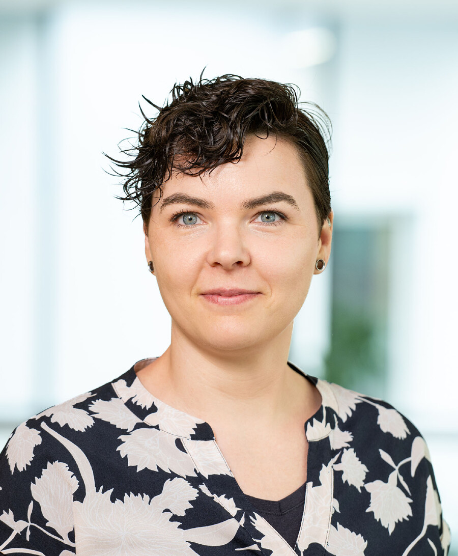Portr&auml;t von Katharina Schischkoff, Konsumentensch&uuml;tzerin der AK Vorarlberg. Sie hat kurze, dunkle Locken, blickt freundlich in die Kamera und tr&auml;gt ein dunkelblau-wei&szlig; gemustertes Oberteil mit Blumenmotiv vor einem hellen, verschwommenen Hintergrund.