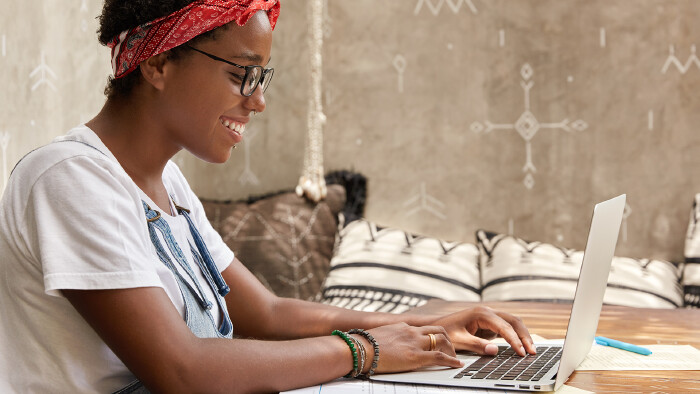© Wayhome Studio, stock.adobe.com Junge Frau arbeitet am Laptop © Wayhome Studio, stock.adobe.com