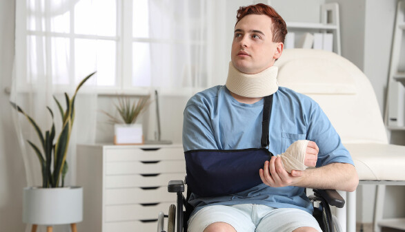 Mann nach Unfall im Rollstuhl im Krankenhaus